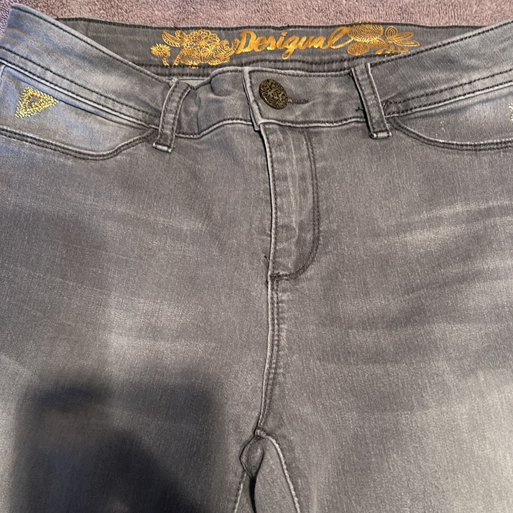 Desigual women’s skinny jeans. Size 28.